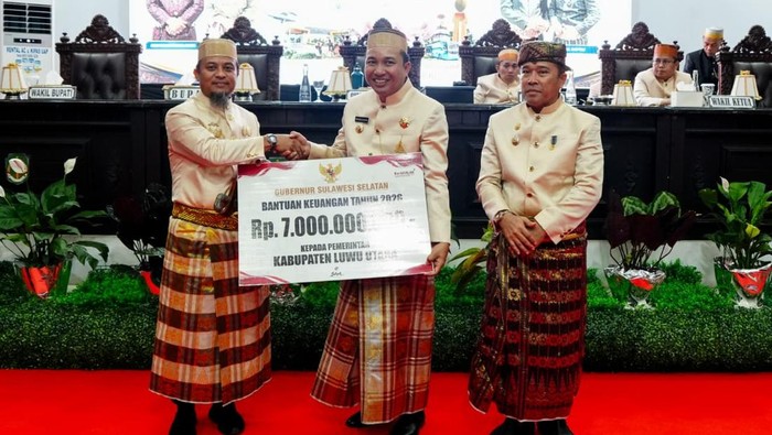 Gubernur Sulsel Andi Sudirman Sulaiman memberikan bantuan keuangan saat menghadiri HUT ke-27 Luwu Utara.