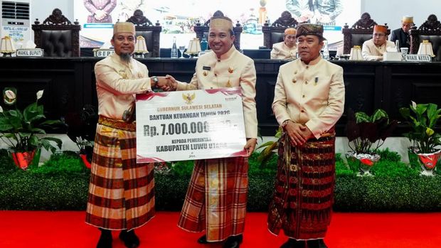 Gubernur Sulsel Andi Sudirman Sulaiman memberikan bantuan keuangan saat menghadiri HUT ke-27 Luwu Utara. Gubernur Sulsel Andi Sudirman Sulaiman memberikan bantuan keuangan saat menghadiri HUT ke-27 Luwu Utara.