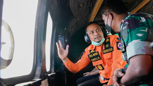 Gubernur Sulsel Andi Sudirman Sulaiman saat melakukan pemantauan lokasi bencana via udara. Dokumentasi Humas Pemprov Sulsel