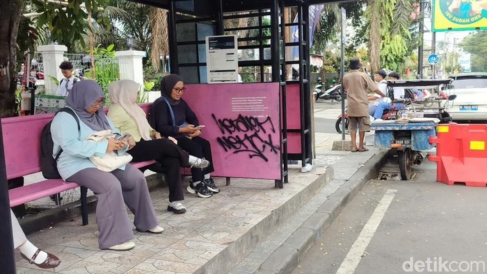Halte di Jalan Veteran Kota Malang yang jadi sasaran vandalisme.