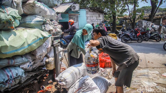 Sejumlah pekerja menimbang dan membongkar sampah plastik di salah satu pengepul kawasan Tanjung Priok, Jakarta Utara, Rabu (29/4/2026). Aktivitas yang biasanya berjalan rutin kini menunjukkan geliat berbeda, seiring meningkatnya nilai ekonomis limbah plastik di tengah dinamika global yang memengaruhi industri bahan baku.