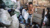 Namun demikian, kenaikan harga ini juga mencerminkan ketidakstabilan pasar global. Ketergantungan pada bahan baku fosil membuat industri plastik sangat rentan terhadap konflik geopolitik. Dampaknya tidak hanya dirasakan oleh industri besar, tetapi juga menjalar hingga ke sektor informal.