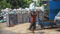 Para pelaku industri daur ulang mulai menyesuaikan strategi, termasuk meningkatkan efisiensi dan memperluas jaringan pasokan. Beberapa pengepul bahkan mulai menjalin kerja sama langsung dengan sumber-sumber sampah untuk memastikan ketersediaan bahan baku tetap terjaga. 