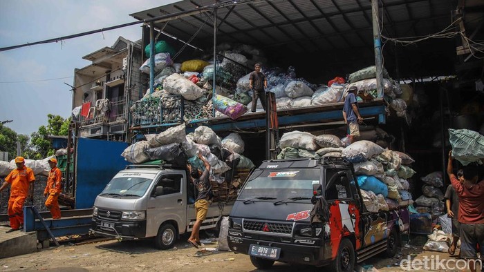 Sejumlah pekerja menimbang dan membongkar sampah plastik di salah satu pengepul kawasan Tanjung Priok, Jakarta Utara, Rabu (29/4/2026). Aktivitas yang biasanya berjalan rutin kini menunjukkan geliat berbeda, seiring meningkatnya nilai ekonomis limbah plastik di tengah dinamika global yang memengaruhi industri bahan baku.
