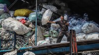 Di sisi lain, kondisi ini turut mendorong kesadaran akan pentingnya pengelolaan sampah yang berkelanjutan. Plastik yang sebelumnya dianggap limbah kini semakin dipandang sebagai sumber daya bernilai ekonomi tinggi yang dapat dimanfaatkan kembali. 