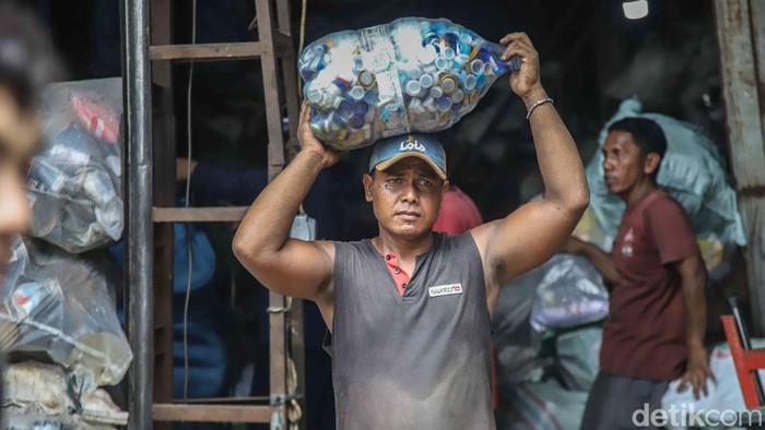 Sejumlah pekerja menimbang dan membongkar sampah plastik di salah satu pengepul kawasan Tanjung Priok, Jakarta Utara, Rabu (29/4/2026). Aktivitas yang biasanya berjalan rutin kini menunjukkan geliat berbeda, seiring meningkatnya nilai ekonomis limbah plastik di tengah dinamika global yang memengaruhi industri bahan baku.