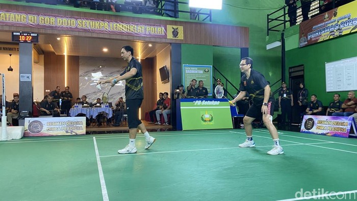 Hariyanto Arbi dan Flandy Limpele saat tanding dengan siswa di Sukabumi