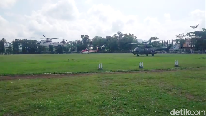 Helikopter melakukan uji coba pendaratan di Stadion Menak Sopal Trenggalek