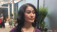 Iis Dahlia Belum Kepikiran Nikahkan Anak