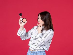 Video: Trik Makeup 5 Menit Cuma Pakai 2 Produk, Tetap Flawless!
