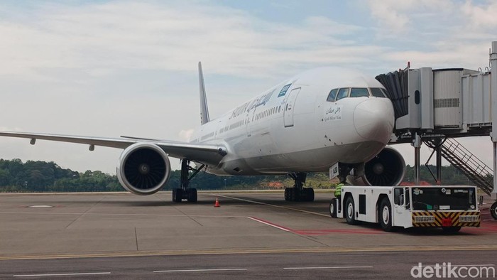 Ilustrasi. Pewasat Saudi Airlines parkir di Bandara Hang Nadim Batam saat akan mengangkut jemaah haji.(Alamudin Hamapu/detikSumut)