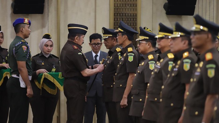 Jaksa Agung ST Burhanuddin melantik 14 Kajati dan pejabat baru di Kejagung. (dok. ist)