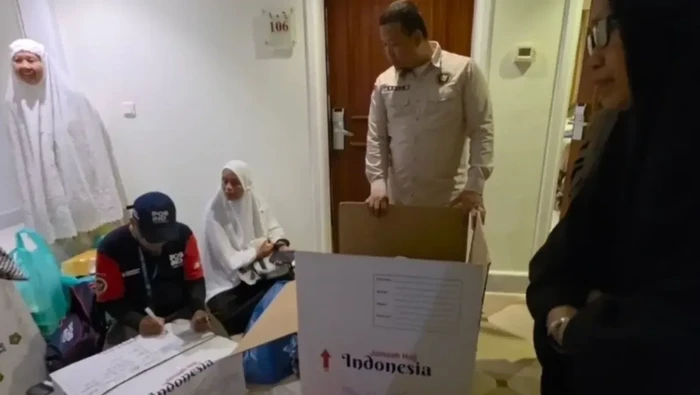 Jamaah haji Indonesia mengirimkan oleh-oleh ke Tanah Air melalui jasa kargo di Madinah, Arab Saudi, Selasa (28/4/2026)