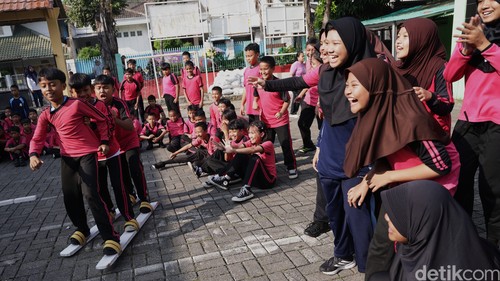 Suasana ceria dan penuh semangat tampak di lingkungan SDN Slipi 15 Pagi, Jakarta, saat para siswa mengikuti berbagai kegiatan menjelang peringatan Hari Pendidikan Nasional (Hardiknas), Rabu (29/4/2026). Beragam aktivitas kreatif digelar untuk menyemarakkan momen tahunan tersebut, mulai dari menggambar wajah Ki Hajar Dewantara, mewarnai, menari, hingga perlombaan yang menekankan pentingnya kerja sama tim.