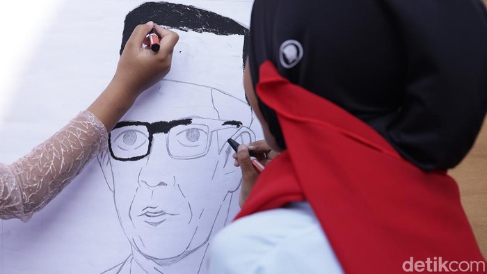 Suasana ceria dan penuh semangat tampak di lingkungan SDN Slipi 15 Pagi, Jakarta, saat para siswa mengikuti berbagai kegiatan menjelang peringatan Hari Pendidikan Nasional (Hardiknas), Rabu (29/4/2026). Beragam aktivitas kreatif digelar untuk menyema