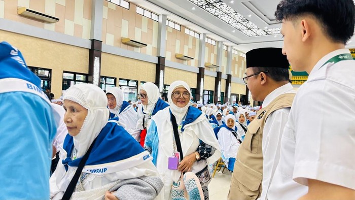 Jemaah haji kloter 6 yang akan berangkat me Tanah Suci.