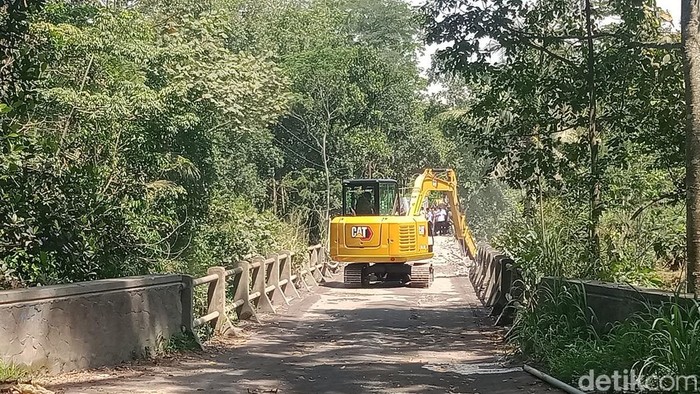 Alat berat membongkar Jembatan Ngancar Jatinom, Klaten.