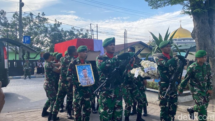 Jenazah Praka Rico Pramudia saat tiba di TMP Lubuk Pakam, Deli Serdang. (Mhd Ilham Pradilla/detikSumut)