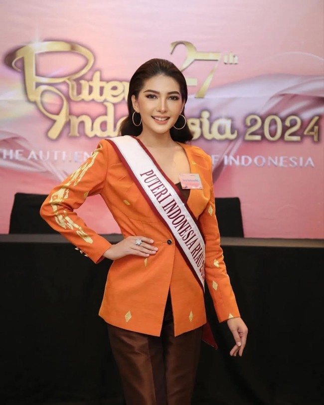 Jeni Rahma lahir di Lancang Kuning Melayu, Pekanbaru, Provinsi Riau. Dia menyelesaikan pendidikannya di Persada Bunda College, mendapatkan gelar siswa terbaik pada tahun 2019. Putri bungsu dari pasangan itu, Tn. Syahrial dan Ny. Yulidar, ini menunjukkan minat pada dunia kontes kecantikan sejak masa remaja, selama sekolah menengah. Foto: Dok. Instagram @jennyrahma_55