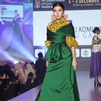 “Tersangka diduga melakukan praktik tindakan medis tanpa kompetensi dan tanpa kewenangan sebagai tenaga medis. Dari hasil penyelidikan, tindakan yang dilakukan justru menimbulkan dampak serius terhadap para korban, kata Kombes Ade Kuncoro dalam keterangan dikutip dari Detiknews, Rabu (29/4/2026). Foto: Dok. Instagram @jennyrahma_55