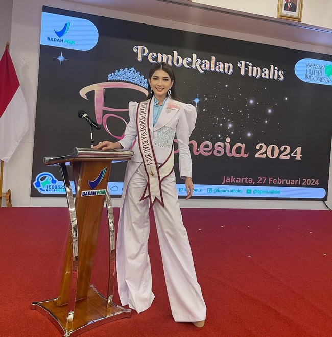 “Yayasan Puteri Indonesia telah menerima informasi yang berkembang di masyarakat melalui pemberitaan media bahwa Sdri. Jeni Rahmadial Fitri diduga melakukan praktik medis ilegal yang mana saat ini tengah menjalani proses hukum, atas informasi yang berkembang tersebut Yayasan Puteri Indonesia menghormati proses hukum yang sedang berjalan dan untuk menjaga nama baik Yayasan Puteri Indonesia maka dengan ini Yayasan Puteri Indonesia memutuskan secara resmi mencabut gelar Puteri Indonesia Riau 2024 yang sebelumnya melekat pada Sdri. Jeni Rahmadial Fitri Keputusan ini diambil juga sebagai bentuk komitmen Yayasan Puteri Indonesia dalam menjaga kredibilitas, profesionalisme para pemegang gelar Puteri Indonesia di seluruh Indonesia. Demikian pernyataan ini kami sampaikan agar menjadi perhatian bersama, tulis akun Instagram @officialputeriindonesia. Foto: Dok. Instagram @jennyrahma_55