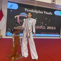 “Yayasan Puteri Indonesia telah menerima informasi yang berkembang di masyarakat melalui pemberitaan media bahwa Sdri. Jeni Rahmadial Fitri diduga melakukan praktik medis ilegal yang mana saat ini tengah menjalani proses hukum, atas informasi yang berkembang tersebut Yayasan Puteri Indonesia menghormati proses hukum yang sedang berjalan dan untuk menjaga nama baik Yayasan Puteri Indonesia maka dengan ini Yayasan Puteri Indonesia memutuskan secara resmi mencabut gelar Puteri Indonesia Riau 2024 yang sebelumnya melekat pada Sdri. Jeni Rahmadial Fitri Keputusan ini diambil juga sebagai bentuk komitmen Yayasan Puteri Indonesia dalam menjaga kredibilitas, profesionalisme para pemegang gelar Puteri Indonesia di seluruh Indonesia. Demikian pernyataan ini kami sampaikan agar menjadi perhatian bersama, tulis akun Instagram @officialputeriindonesia. Foto: Dok. Instagram @jennyrahma_55