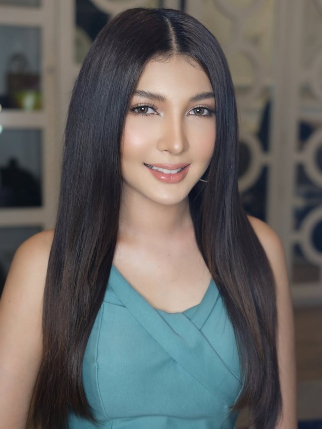 Jeni menjadi finalis Puteri Indonesia 2024. Dia mewakili Riau di ajang kontes kecantikan bergengsi tersebut. Namun kini Jeni telah dicabut gelarnya sebagai Puteri Indonesia Riau 2024. Direktorat Reserse Kriminal Khusus (Ditreskrimsus) Polda Riau membongkar praktik klinik kecantikan ilegal yang dilakukan Jeni. Foto: Dok. Instagram @jennyrahma_55