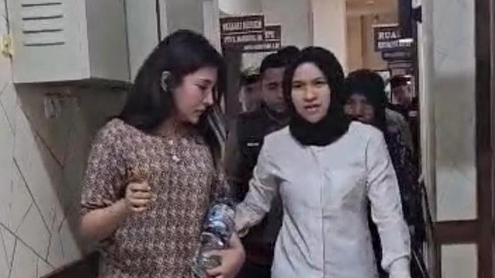 JRF, eks finalis Putri Indonesia Riau ditetapkan jadi tersangka kasus klinik kecantikan ilegal.