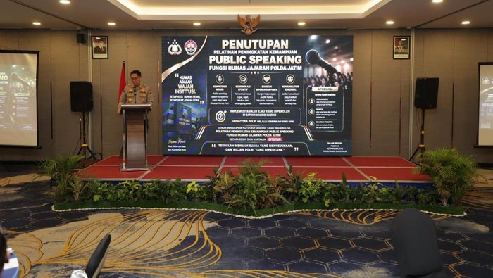 Kabid Humas Polda Jatim menutup seminar public speaking