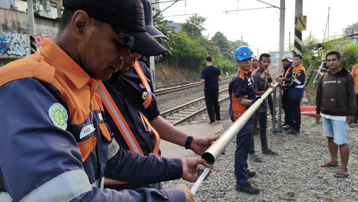 KAI pasang palang besi di perlintasan sebidang dekat lokasi kecelakaan kereta