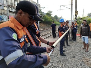 Video: KAI Pasang Palang Besi di Perlintasan Dekat Lokasi Kecelakaan KA Bekasi