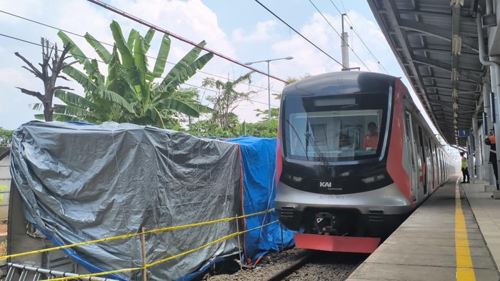 PT KAI melakukan uji coba rangkaian KRL melintas di Stasiun Bekasi Timur, Rabu (29/4/2026), usai kecelakaan KA Argo Bromo Anggrek dengan KRL. Uji coba KRL dilakukan tanpa penumpang.