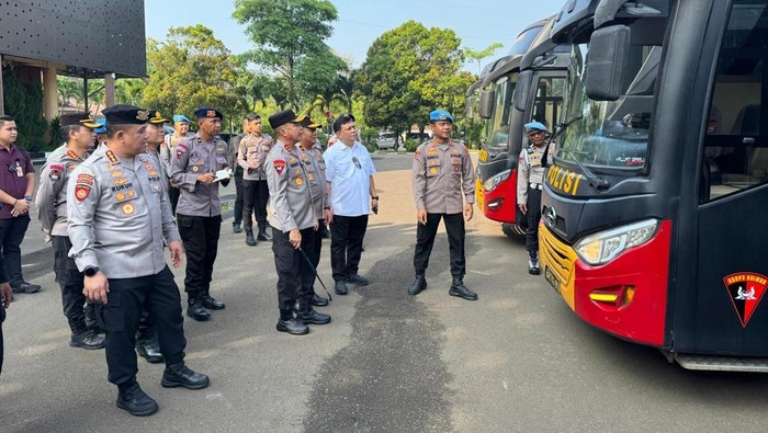 Kapolda Banten Irjen Hengki cek kesiapan bus personel yang akan dipakai saat pengamanan May Day (Arief/detikcom)