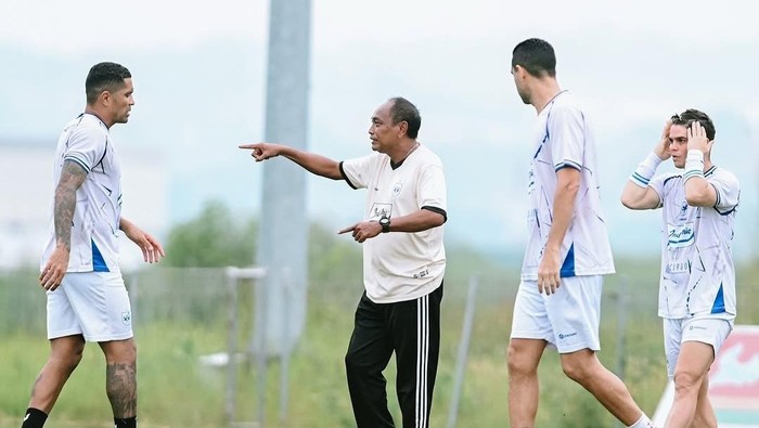 Kas Hartadi memimpin sesi latihan PSIS di lapangan POJ City, Semarang, Rabu (29/4/2026).