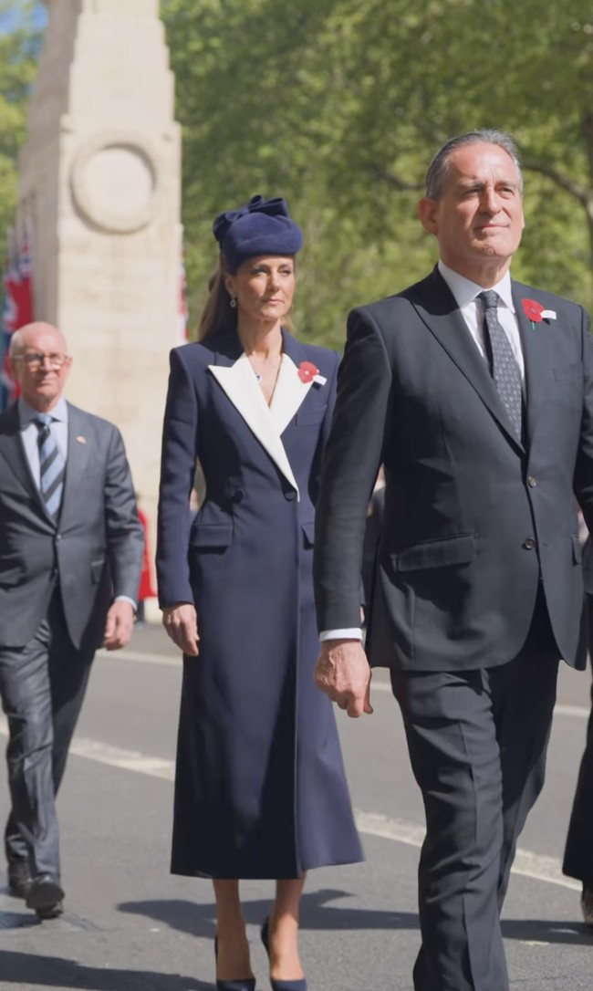 Yang menarik, ini bukan sekadar outfit formal biasa. Gaya tersebut sangat mirip dengan yang pernah dikenakan Putri Diana pada 1995, saat ia memilih setelan rok navy dari Catherine Walker dengan detail kerah putih dan potongan pinggang tegas saat berkunjung ke Jerman. Foto: dok. Instagram @princeandprincessofwales