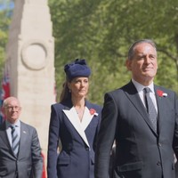 Yang menarik, ini bukan sekadar outfit formal biasa. Gaya tersebut sangat mirip dengan yang pernah dikenakan Putri Diana pada 1995, saat ia memilih setelan rok navy dari Catherine Walker dengan detail kerah putih dan potongan pinggang tegas saat berkunjung ke Jerman. Foto: dok. Instagram @princeandprincessofwales