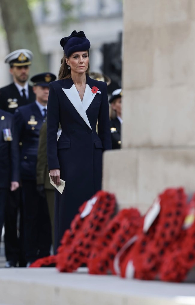 Kate mengenakan coat-dress dari Givenchy yang kini dipimpin oleh Sarah Burton, desainer yang juga merancang gaun pernikahannya pada 2011. Tampilan ini terlihat klasik sekaligus tegas, dengan potongan rapi yang menonjolkan siluet elegan khas keluarga kerajaan, sekaligus kesan kuat sebagai calon Ratu Inggris. Foto: dok. Instagram @princeandprincessofwales