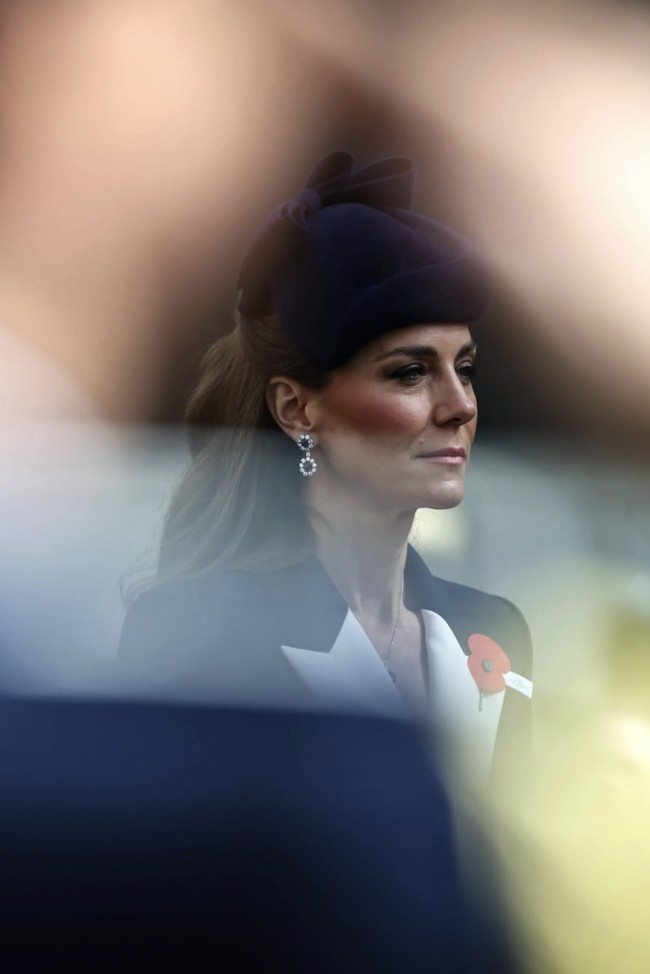 Kate memang dikenal kerap memberi penghormatan kepada ibu mertuanya lewat pilihan busana yang timeless. Namun kali ini, bukan hanya pakaian yang membawa nuansa nostalgia, perhiasan yang ia kenakan juga punya kenangan kuat.  Foto: dok. Instagram @princeandprincessofwales