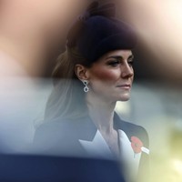 Kate memang dikenal kerap memberi penghormatan kepada ibu mertuanya lewat pilihan busana yang timeless. Namun kali ini, bukan hanya pakaian yang membawa nuansa nostalgia, perhiasan yang ia kenakan juga punya kenangan kuat.  Foto: dok. Instagram @princeandprincessofwales
