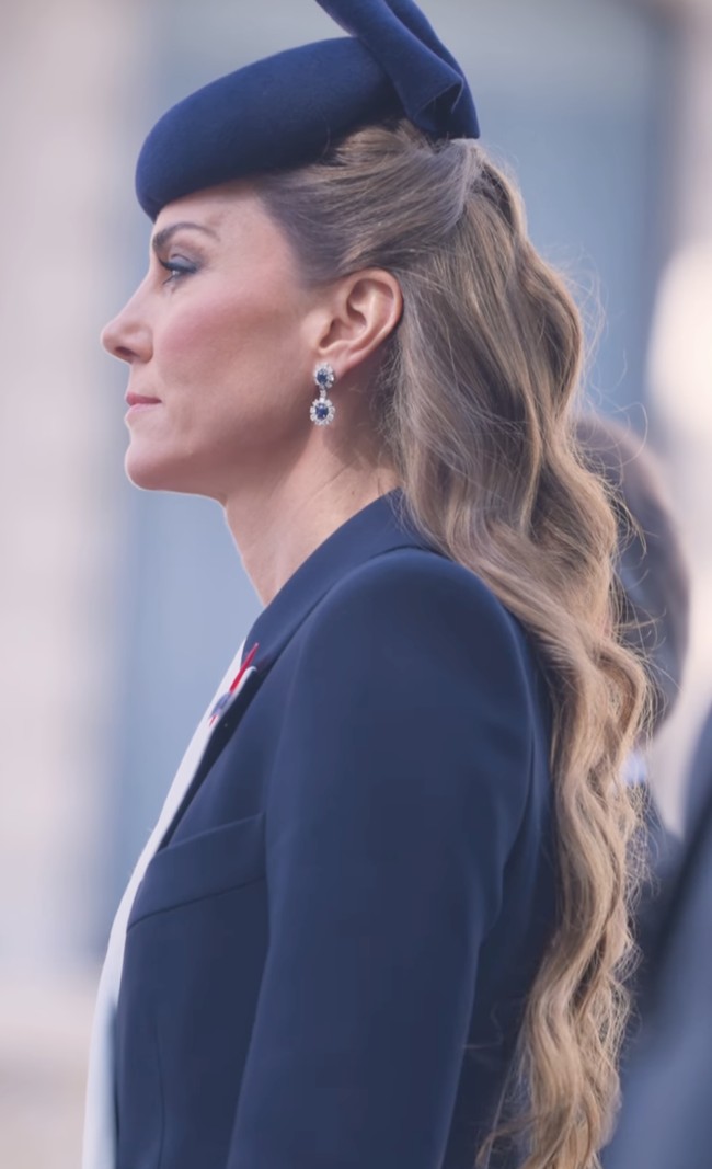 Anting berlian safir yang dikenakan Kate adalah milik Putri Diana. Perhiasan tersebut dikenal sebagai salah satu item favorit Diana dan pernah ia pakai dalam berbagai kesempatan penting, termasuk saat tampil di sampul British Vogue pada ulang tahunnya yang ke-33 di 1994, serta ketika berdansa bersama John Travolta pada 1985. Foto: dok. Instagram @princeandprincessofwales