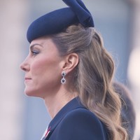Anting berlian safir yang dikenakan Kate adalah milik Putri Diana. Perhiasan tersebut dikenal sebagai salah satu item favorit Diana dan pernah ia pakai dalam berbagai kesempatan penting, termasuk saat tampil di sampul British Vogue pada ulang tahunnya yang ke-33 di 1994, serta ketika berdansa bersama John Travolta pada 1985. Foto: dok. Instagram @princeandprincessofwales