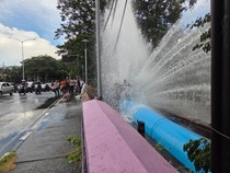 Heboh Pipa PDAM Bocor di MERR Surabaya, Air Menyembur ke Jalan Raya