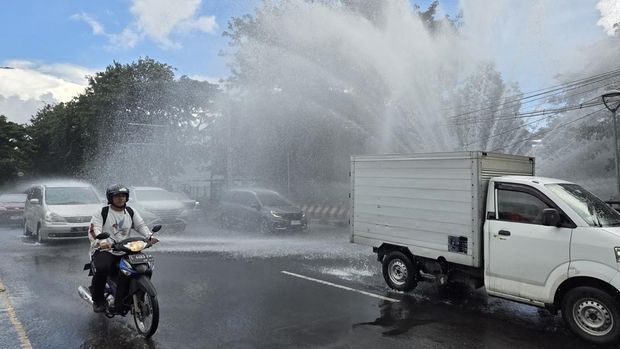 Kebocoran pipa air di Merr Surabaya