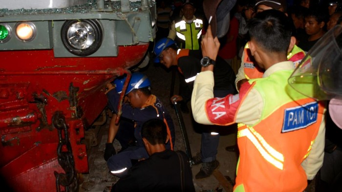 Warga berkerumun di lokasi insiden kecelakaan kereta api dengan truk di perlintasan sebidang JPL 190 Sananwetan, Kota Blitar, Jawa Timur, Selasa (28/4/2026) malam. PT Kereta Api Indonesia (Persero) Daerah Operasi 7 Madiun menyatakan pada Selasa (28/4) pukul 21.35 WIB telah terjadi kecelakaan yang melibatkan KA 408 Commuter Line Dhoho relasi Kertosono–Malang dengan satu unit truk yang mogok di perlintasan sebidang, namun demikian tidak ada korban jiwa dalam peristiwa tersebut. ANTARA FOTO/Irfan Anshori