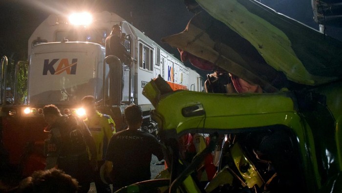 Warga berkerumun di lokasi insiden kecelakaan kereta api dengan truk di perlintasan sebidang JPL 190 Sananwetan, Kota Blitar, Jawa Timur, Selasa (28/4/2026) malam. PT Kereta Api Indonesia (Persero) Daerah Operasi 7 Madiun menyatakan pada Selasa (28/4) pukul 21.35 WIB telah terjadi kecelakaan yang melibatkan KA 408 Commuter Line Dhoho relasi Kertosono–Malang dengan satu unit truk yang mogok di perlintasan sebidang, namun demikian tidak ada korban jiwa dalam peristiwa tersebut. ANTARA FOTO/Irfan Anshori