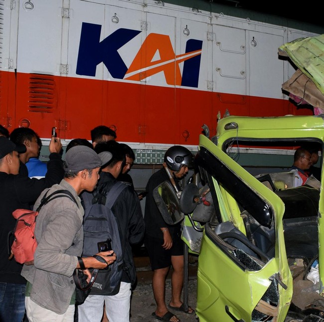 KA Dhoho Hantam Truk Mogok di Perlintasan Blitar