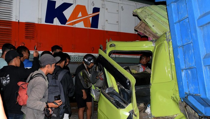 Warga berkerumun di lokasi insiden kecelakaan kereta api dengan truk di perlintasan sebidang JPL 190 Sananwetan, Kota Blitar, Jawa Timur, Selasa (28/4/2026) malam. PT Kereta Api Indonesia (Persero) Daerah Operasi 7 Madiun menyatakan pada Selasa (28/4) pukul 21.35 WIB telah terjadi kecelakaan yang melibatkan KA 408 Commuter Line Dhoho relasi Kertosono–Malang dengan satu unit truk yang mogok di perlintasan sebidang, namun demikian tidak ada korban jiwa dalam peristiwa tersebut. ANTARA FOTO/Irfan Anshori