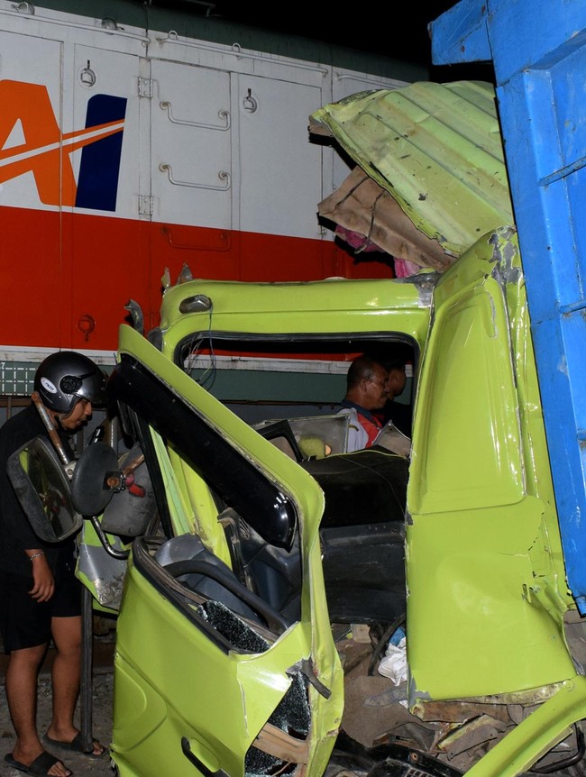 KA Dhoho Hantam Truk Mogok di Perlintasan Blitar