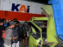 KA Dhoho Hantam Truk Mogok di Perlintasan Blitar