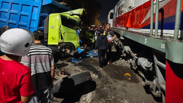 KA Dhoho menabrak truk yang mogok di perlintasan sebidang
